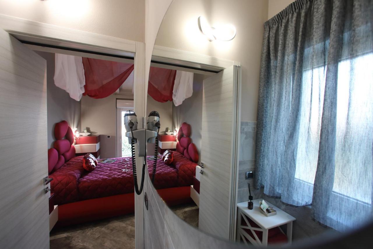 B&B Bellavista Exclusive In Zona Centrale Con Piscina Riscaldata E Jacuzzi Vista Lago Desenzano del Garda Dış mekan fotoğraf