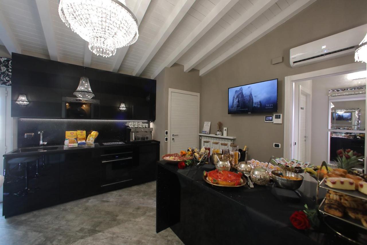 B&B Bellavista Exclusive In Zona Centrale Con Piscina Riscaldata E Jacuzzi Vista Lago Desenzano del Garda Dış mekan fotoğraf